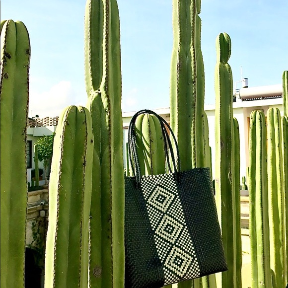 NWOT HANDWOVEN & SUSTAINABLE MEDIUM SIZE BLACK/IVORY TOTE BAG, UPCYCLED MEXICAN - Picture 4 of 4